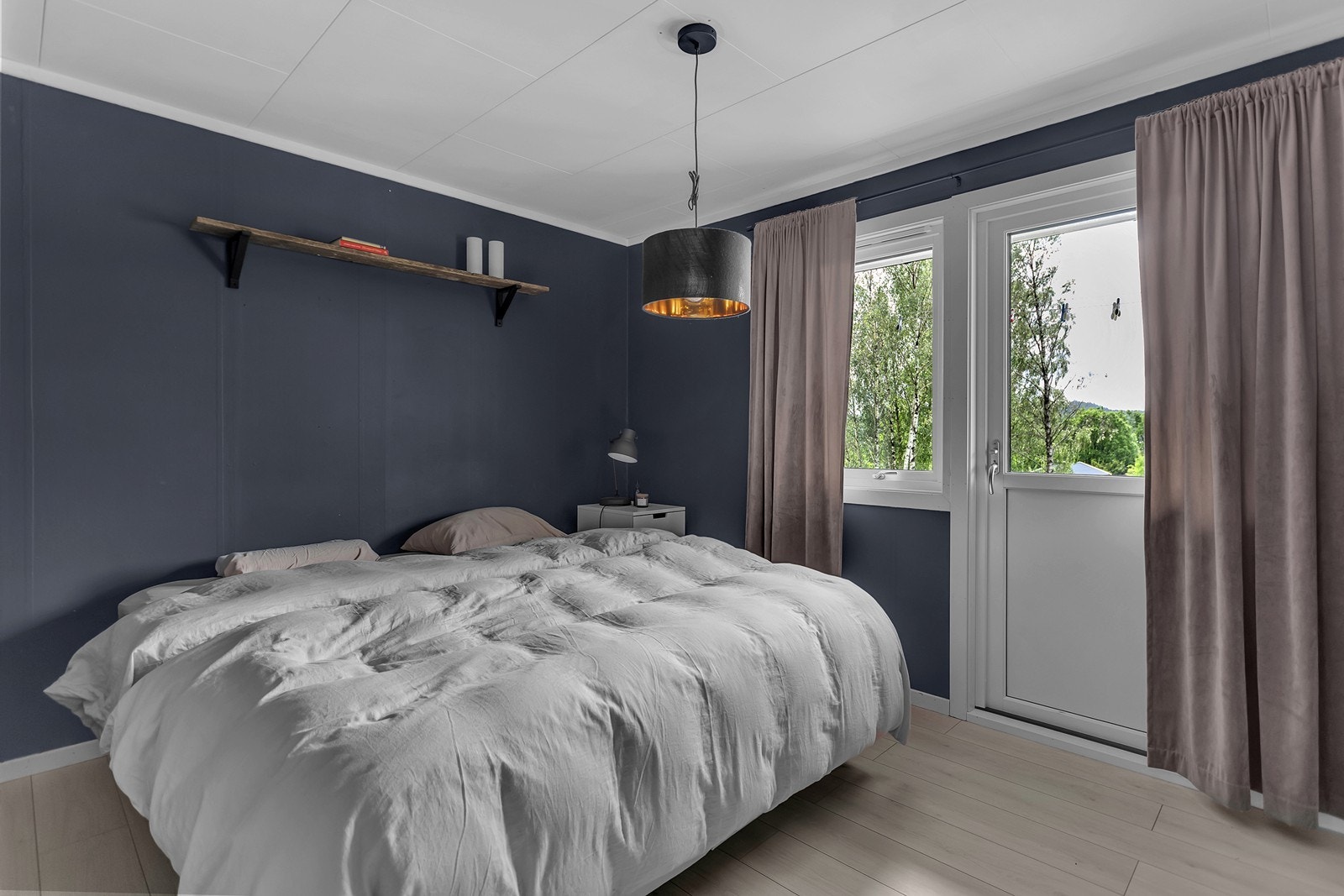 Soverom i hovedetasjen med plass til dobbeltseng og utgang til veranda. Galleribilde