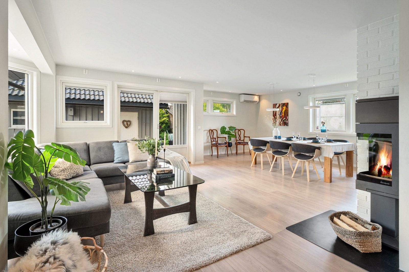 Fra stua har man direkte utgang til terrasse og grøntareal. Downlights i himling og slitesterkt laminatgulv. Galleribilde