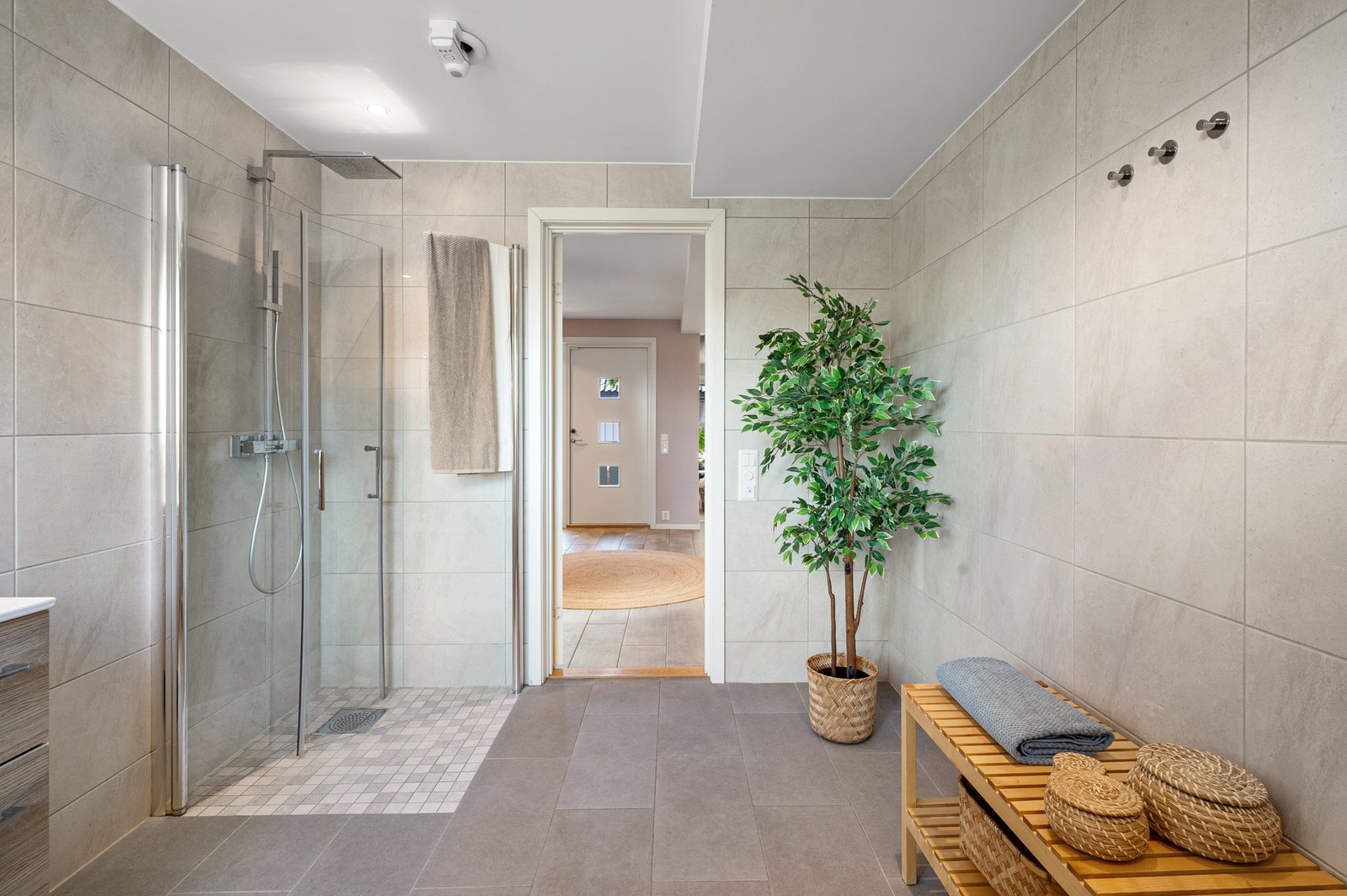 Badet ble også etablert/renovert i 2019. Jobben er gjort i sin helhet av innleide håndverkere. Her er det naturligvis varmekabler i gulvet. Galleribilde