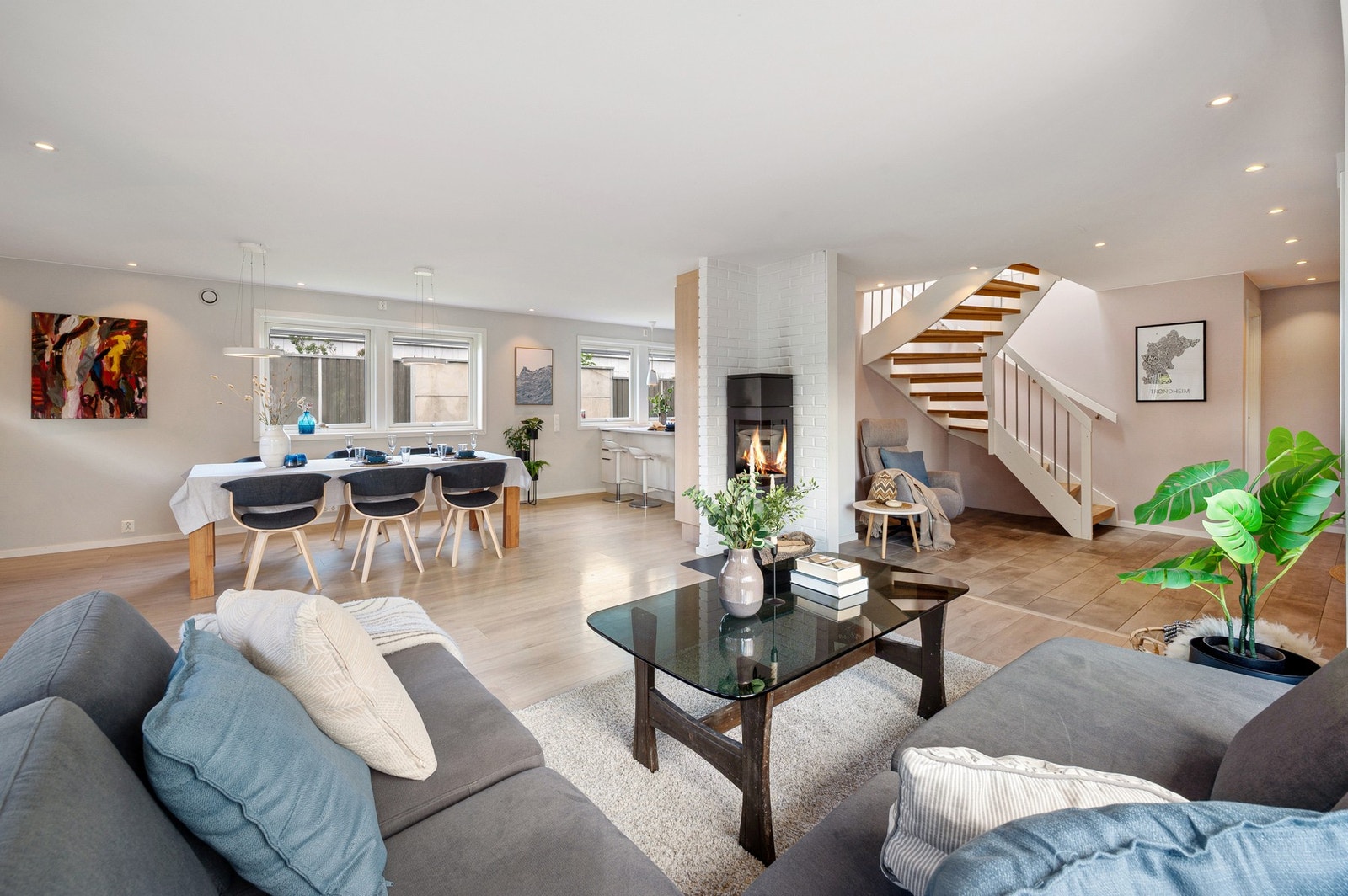 Stua har god plass til å innrede ulike soner. Her er det god plass til både sofagruppe og spisebord. Av varmekilder har man vedovn og varmepumpe. Galleribilde