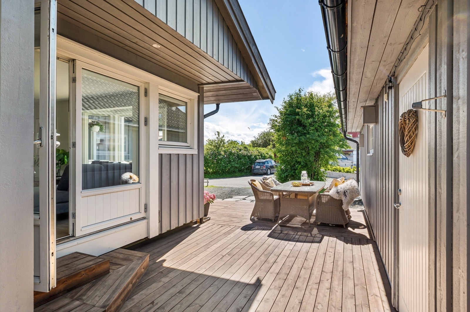 Inngang både til garasje og stua fra terrassen. Praktisk hvis man skal servere til grilling eller selskap utendørs. Galleribilde