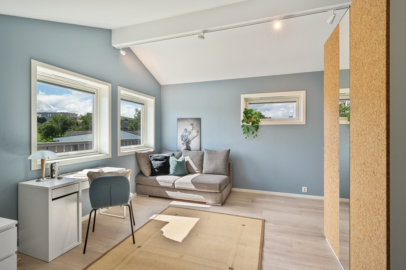 Soverom på ca. 19,6kvm med god plass til ønskelig møblement. Galleribilde