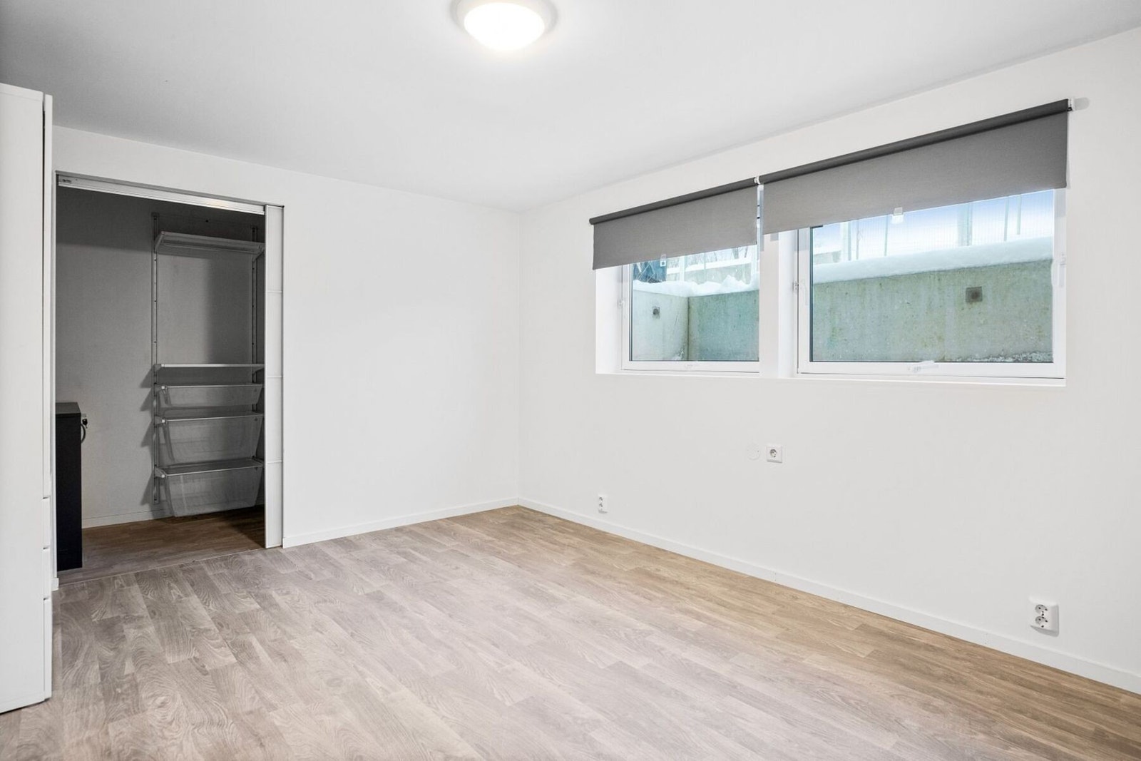 Rom på ca. 13,4kvm med egen inngang til Walk-IN. Galleribilde