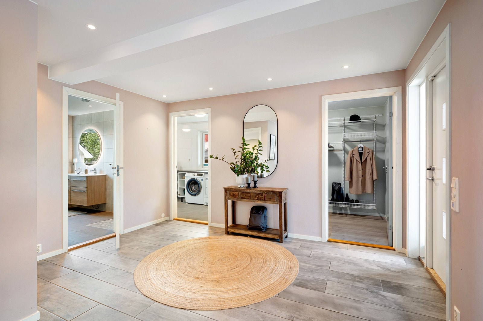 Velkommen inn! Hallen er det første som møter deg, og fungerer som et naturlig knutepunkt med adkomst til soverom, bad, vaskerom, stue og garderoberom. Her har man varmekabler i gulvet og downlights i himling. Galleribilde