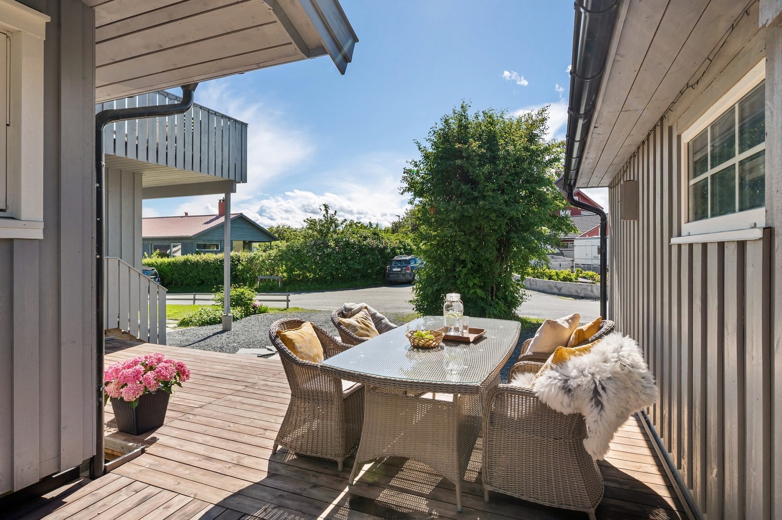 Terrassen strekker seg mellom hus og garasje, så her har man muligheten til å gå tørrskodd. Terrassen har et areal på hele 50kvm. Enkel adkomst både inn til inngangsparti og stue. Galleribilde