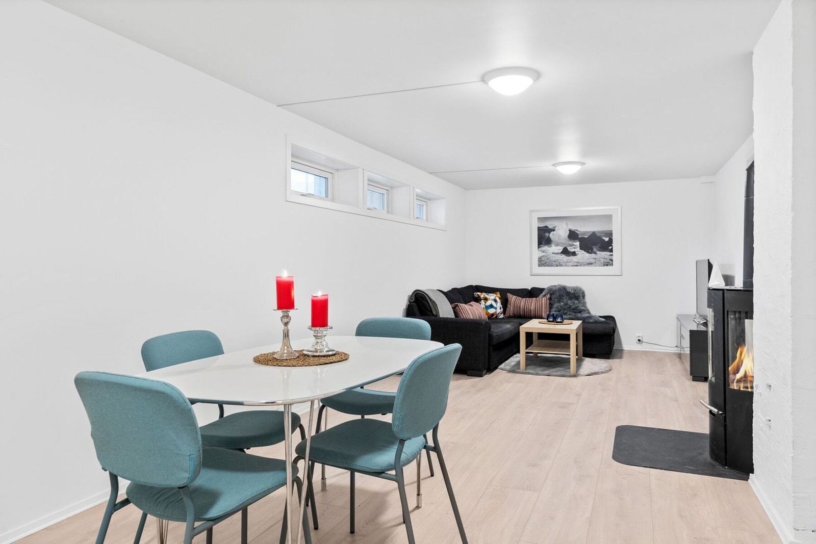 Stua i kjelleren er på ca. 29,1kvm og har også vedovn. Galleribilde