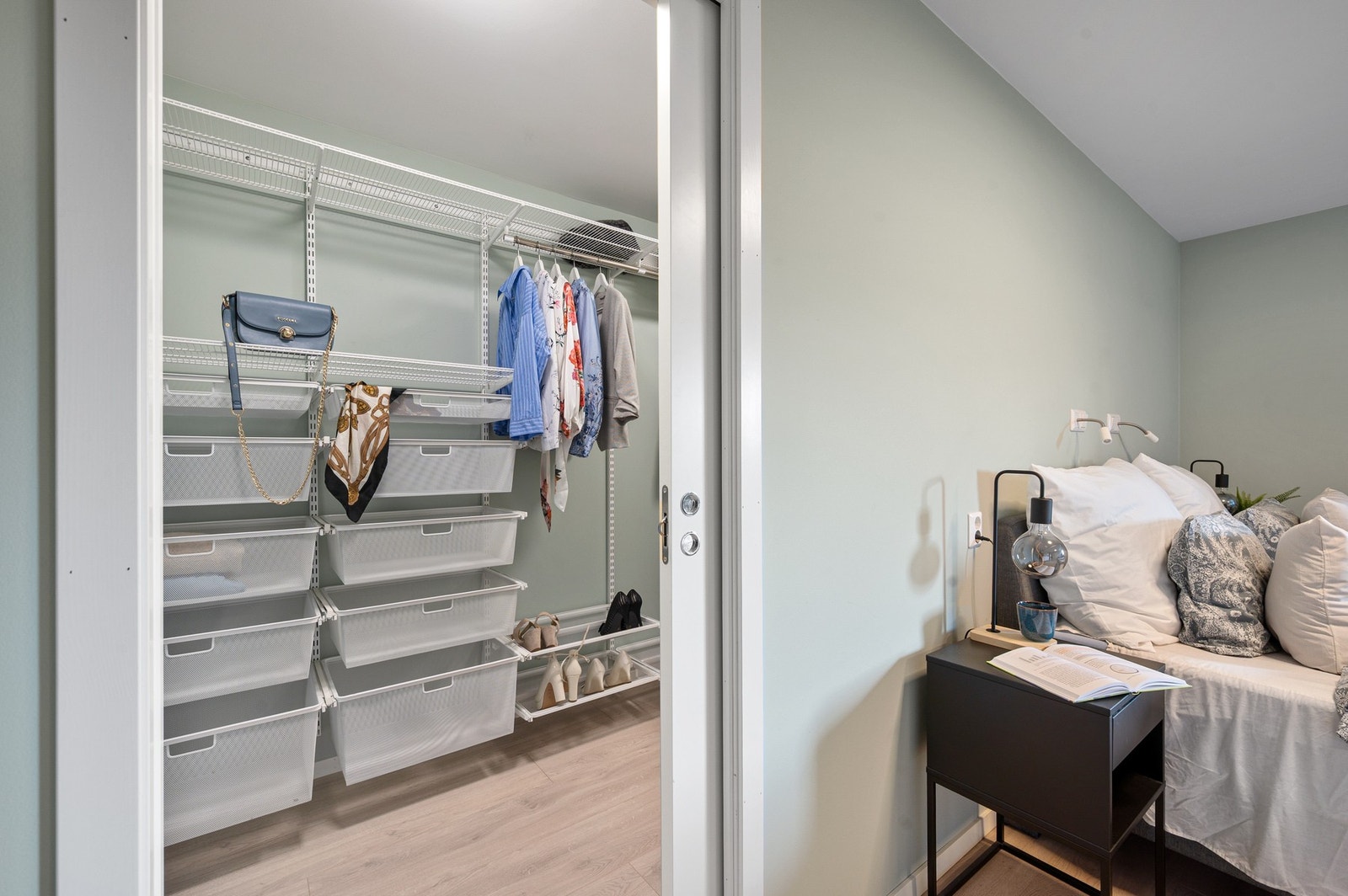 Praktisk Walk-IN med plass til klær og sko. Galleribilde