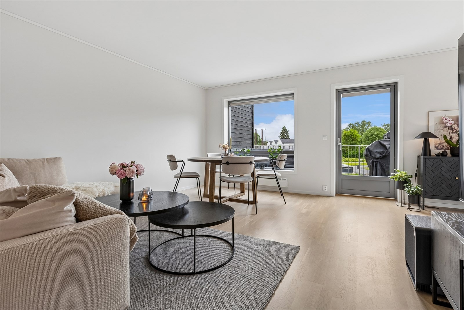 Stuen har god plass til både en romslig sofagruppe og spisebord. Galleribilde