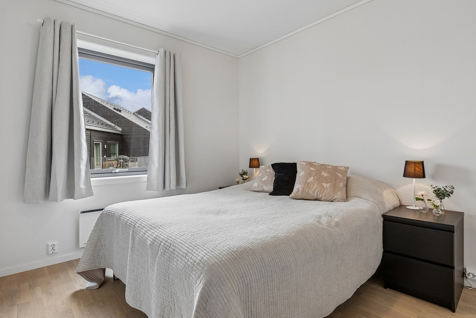 Hovedsoverom med god plass til dobbeltseng og nattbord. Galleribilde