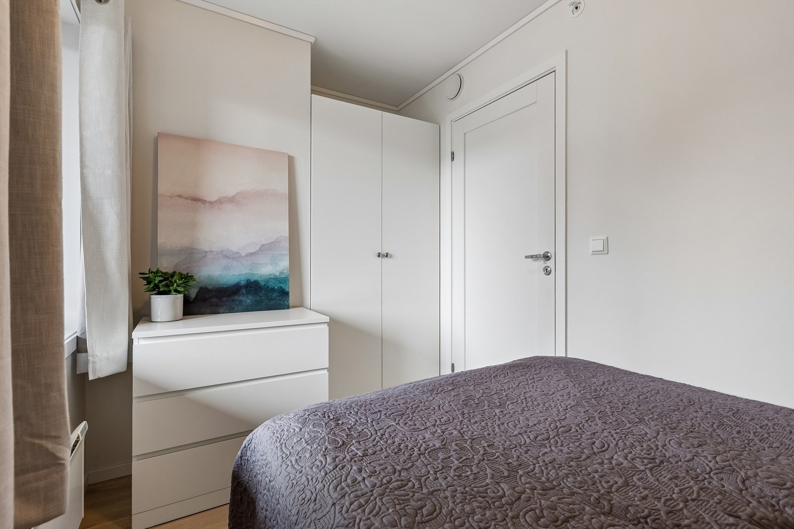 Også her er det plass til dobbeltseng og garderobeløsning. Galleribilde