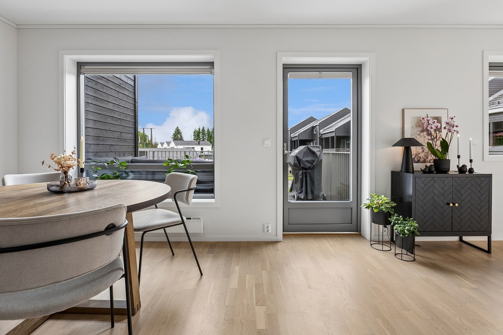 Stuen har direkte utgang til en sydvestvendt veranda. Galleribilde