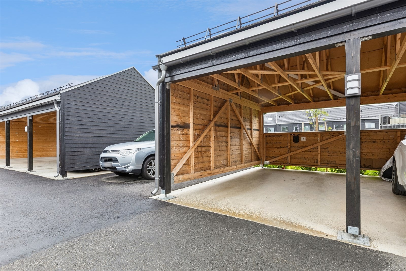 Parkering på egen plass i felles carportanlegg. Galleribilde