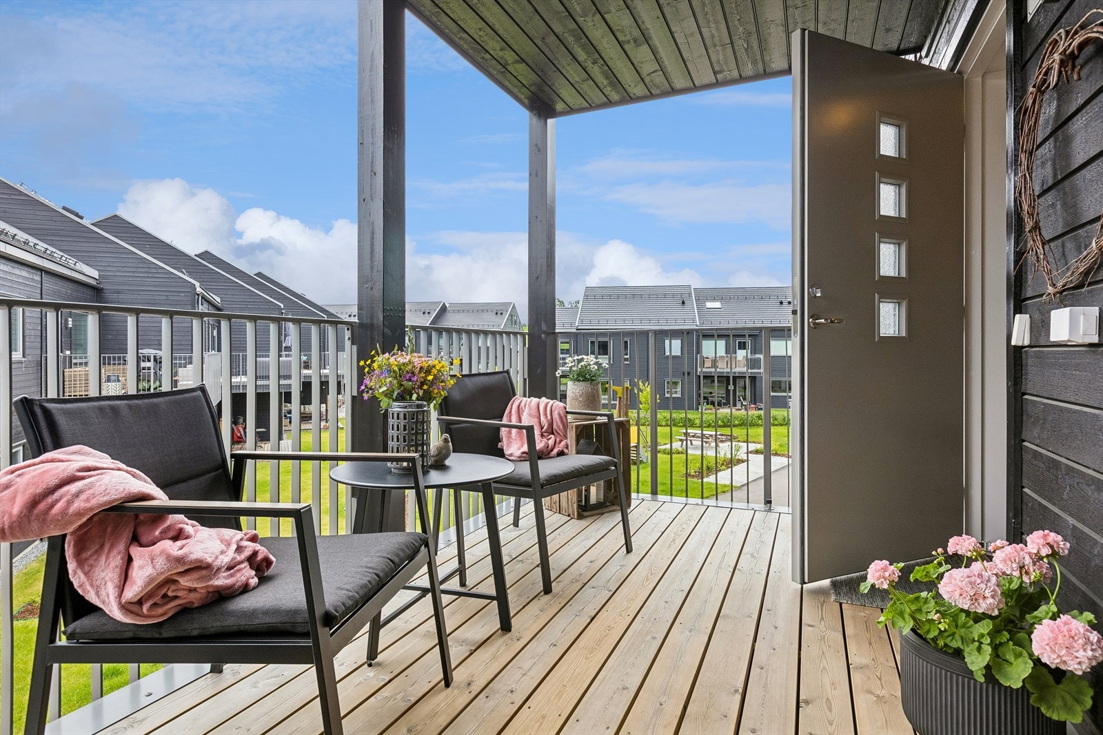 Overbygget, nordøstvendt balkong ved inngangspartiet, utstyrt med utebelysning og stikkontakt. Galleribilde