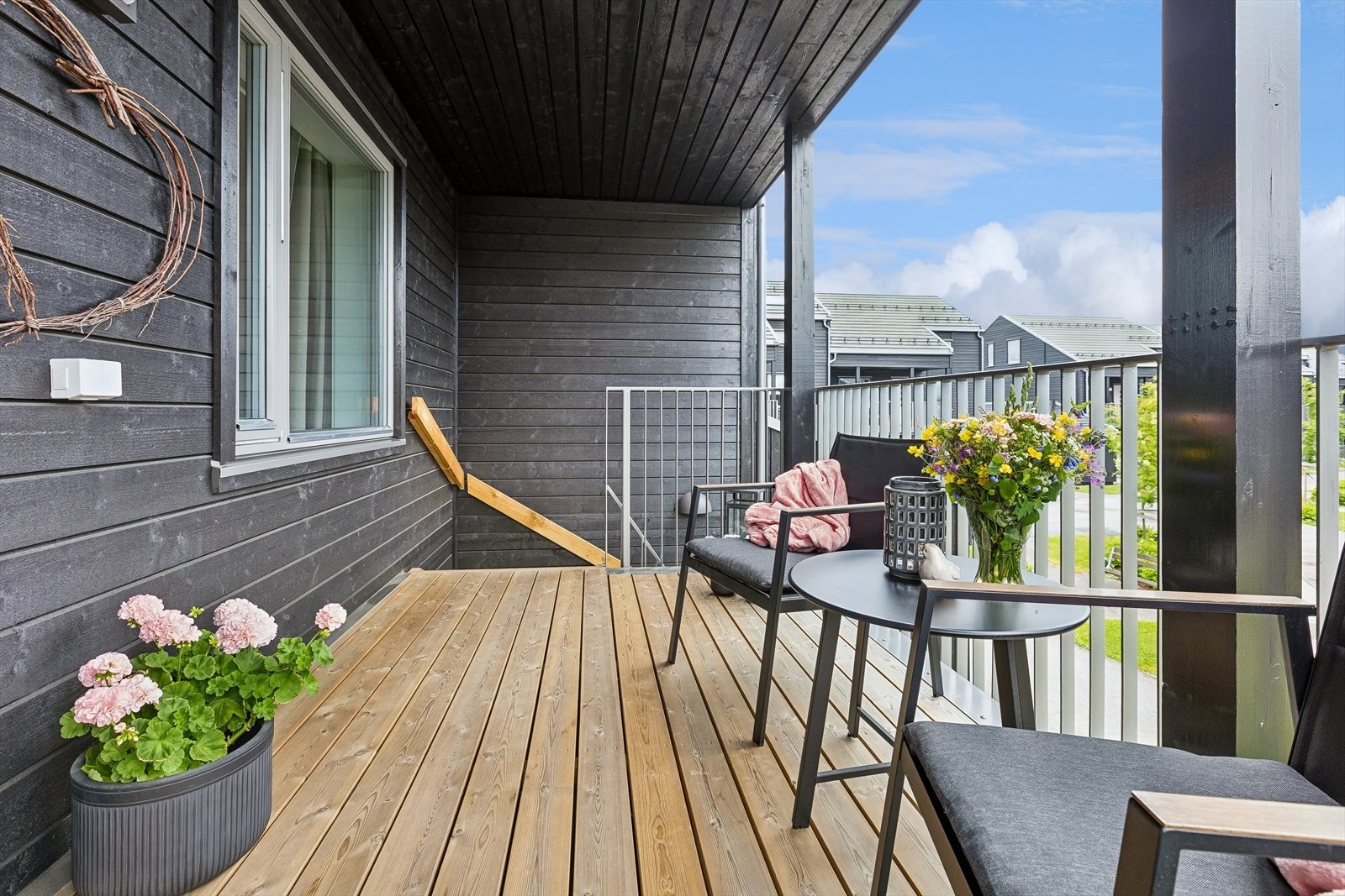 Beliggende i et rolig og etablert nabolag med skogen som nærmeste nabo, men likevel kort vei til sentrumslivet i Årnes. Galleribilde