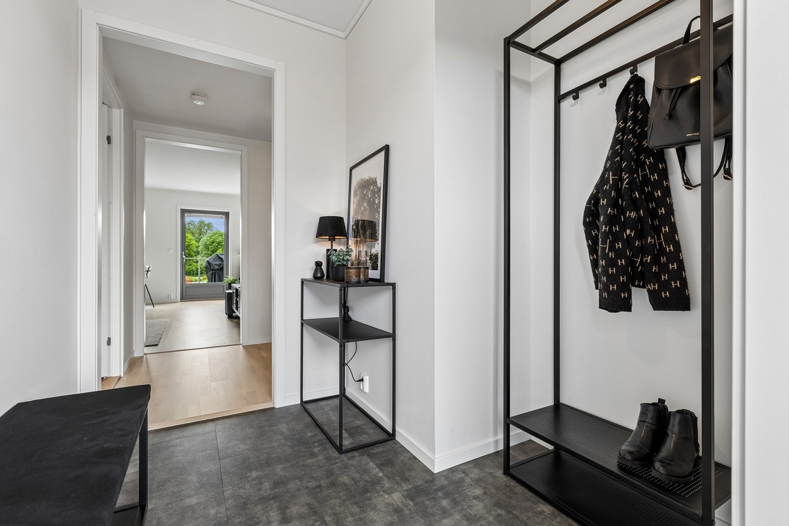 Lys og romslig entré med plass til oppbevaring av yttertøy og sko. Galleribilde