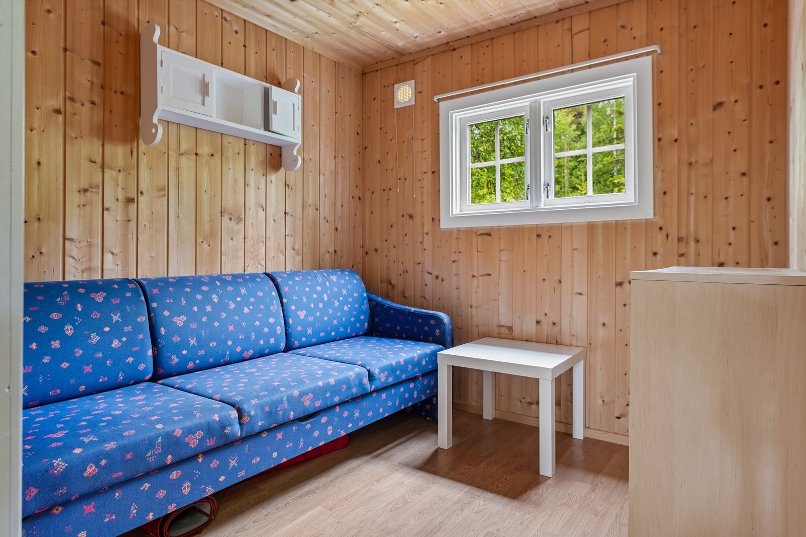 Det andre soverommet er innredet med en praktisk sovesofa. Begge soverommene har skyvedører. Galleribilde