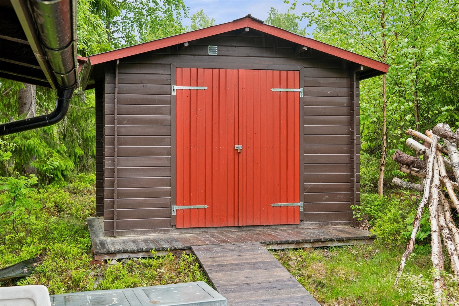 En frittstående redskapsbod fra 2014 gir rikelig med lagringsplass for utstyr og redskaper. Galleribilde