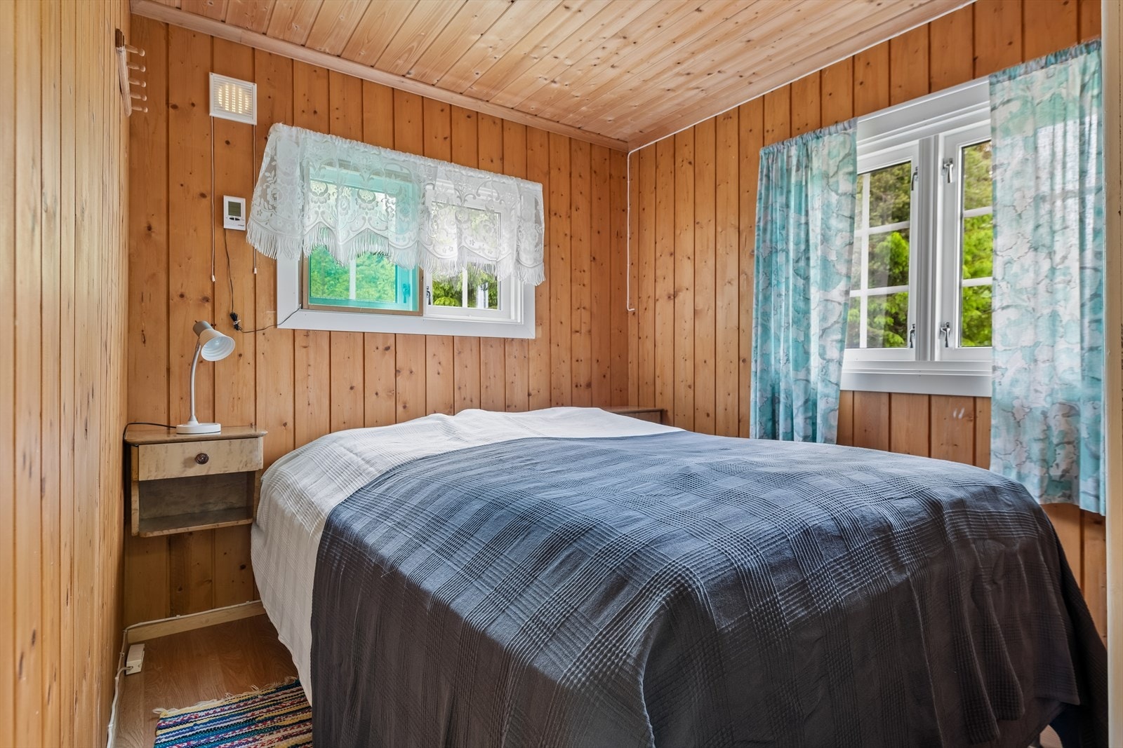 Hytta har to soverom. Dette rommet har plass til dobbeltseng. Galleribilde