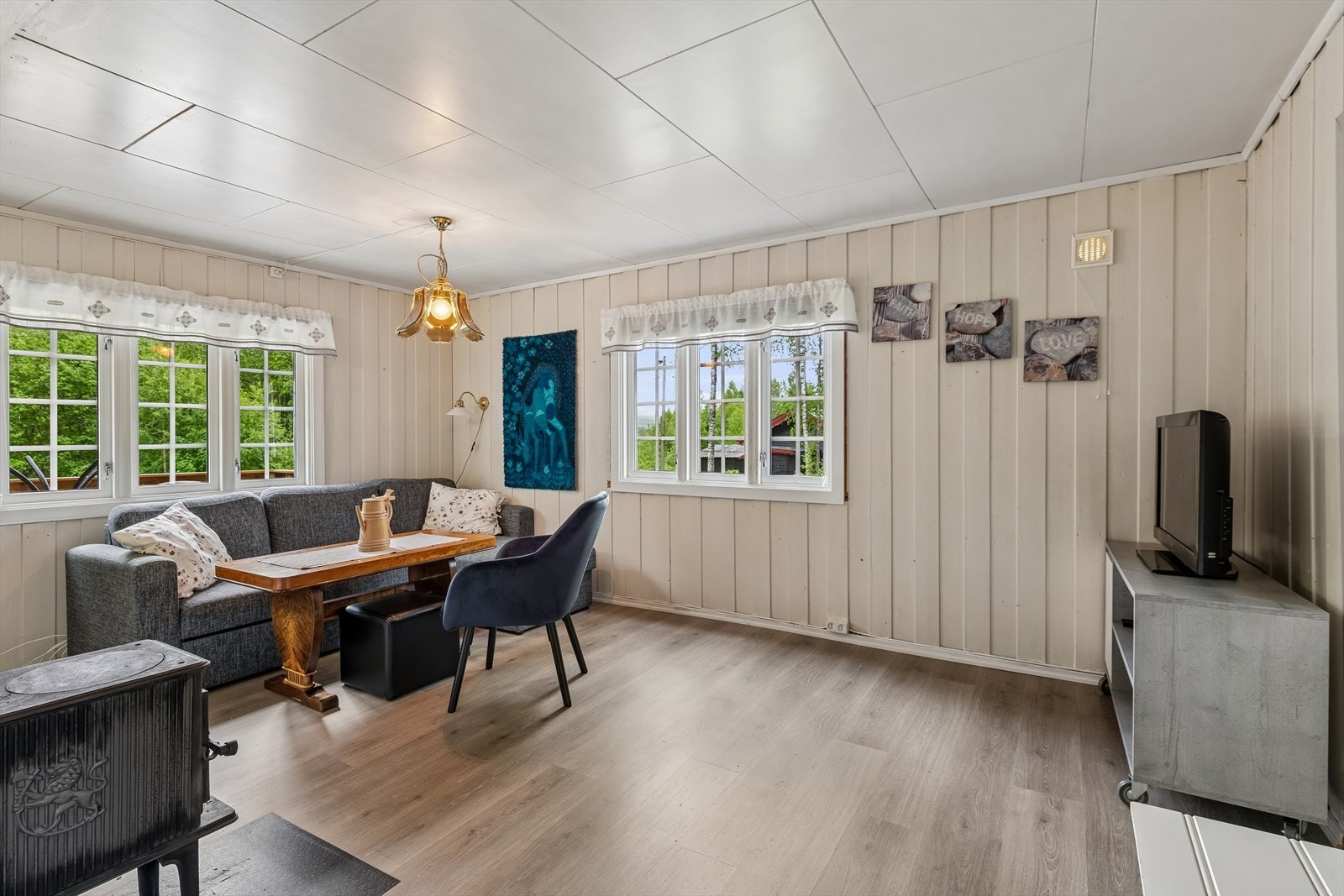 Trivelig stuestemning! Gulvet i stuen ble fornyet i 2019, og veggene har klassisk trepanel. Galleribilde