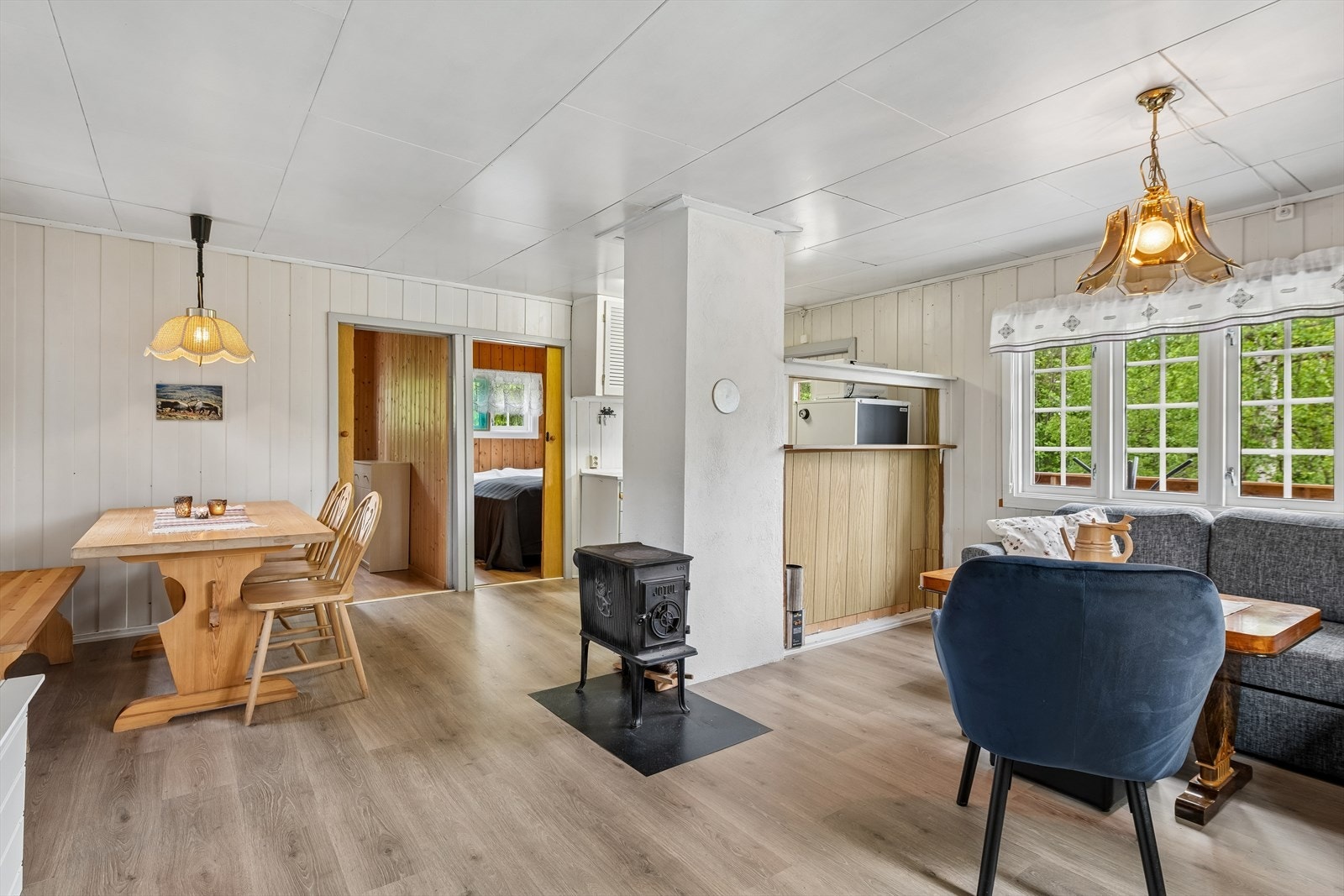 Fra stuen er det åpen løsning mot spiseplassen og kjøkkenet, samt inngang til soverommene. Galleribilde
