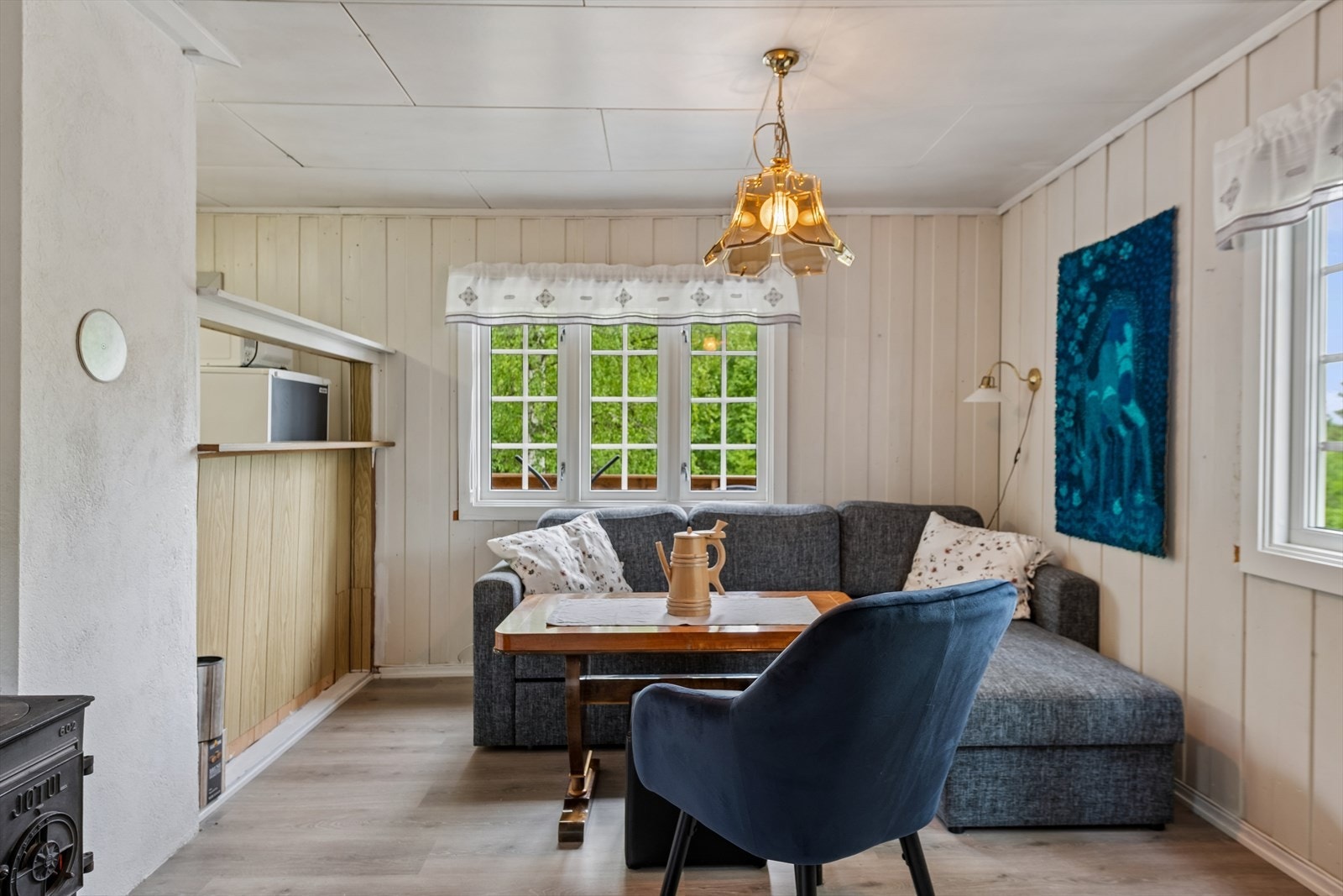 Stuen er hyttas samlingspunkt, med plass til sofagruppe og spisebord. Galleribilde