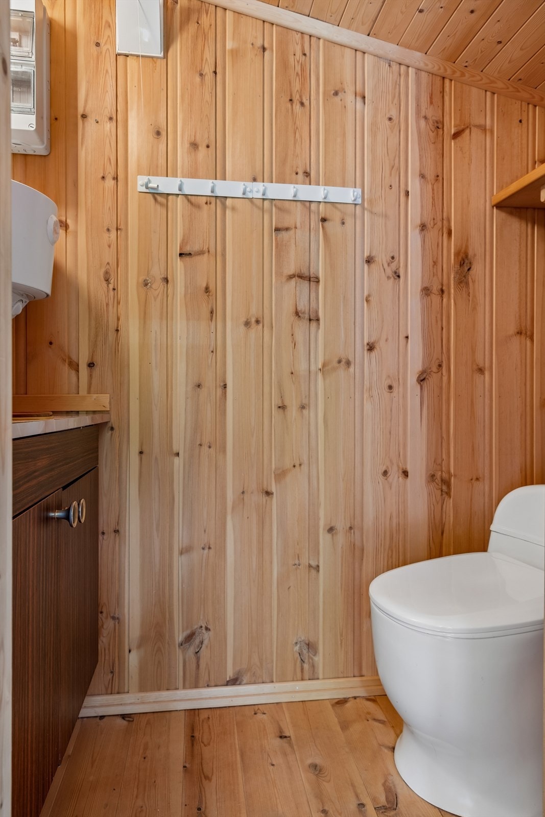 Toalettrommet er utstyrt med toalett med kammer under hytta. Galleribilde