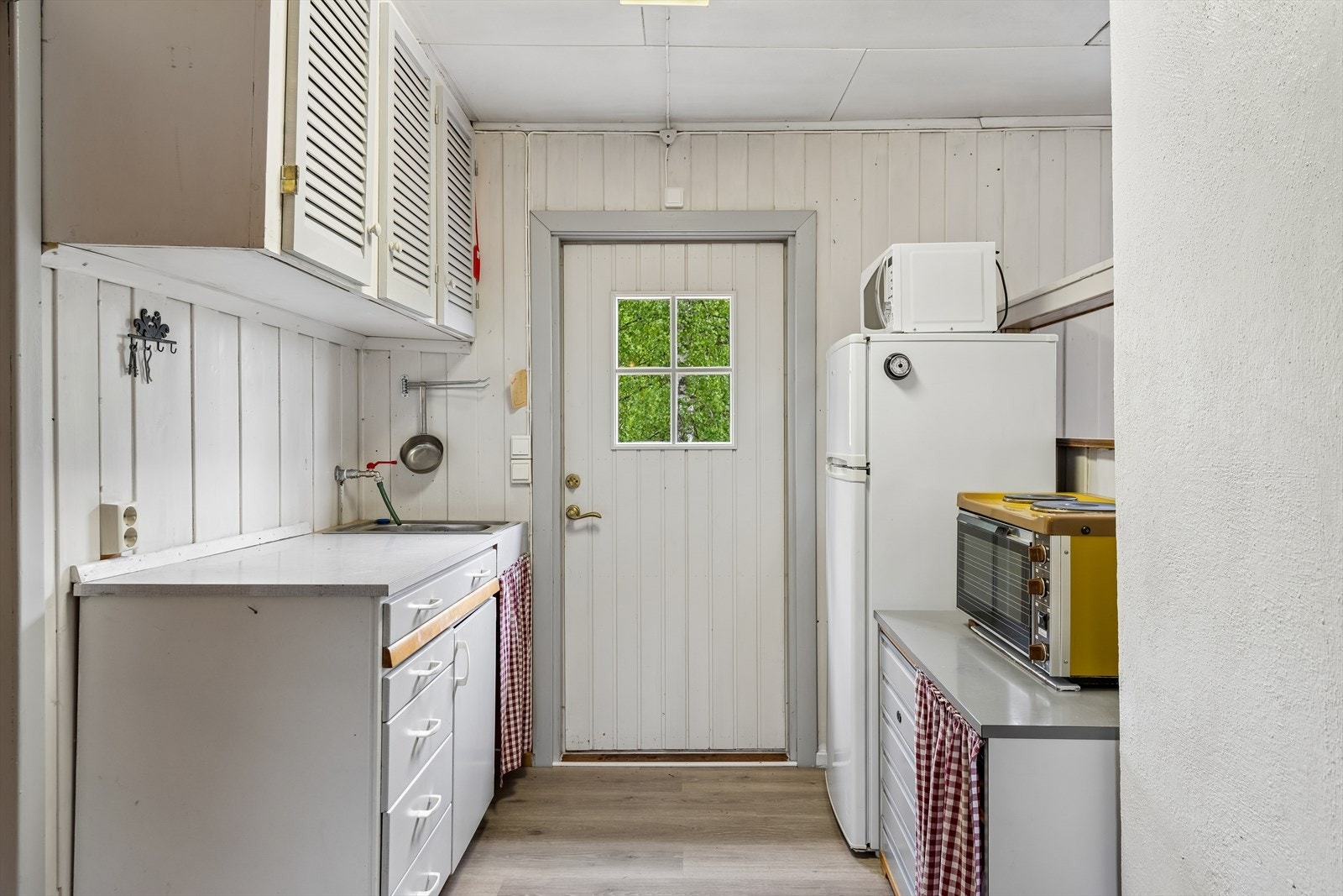 Kjøkkenet har en enkel og funksjonell standard, med direkte utgang til terrassen på baksiden. Galleribilde