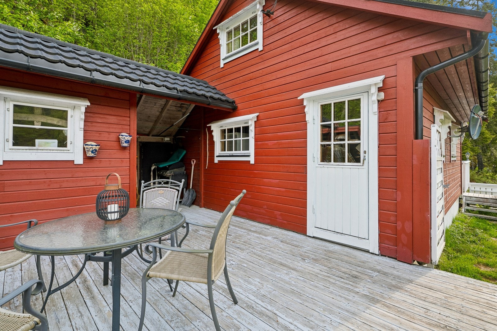 Ein romsleg terrasse med hagestove/bod Galleribilde
