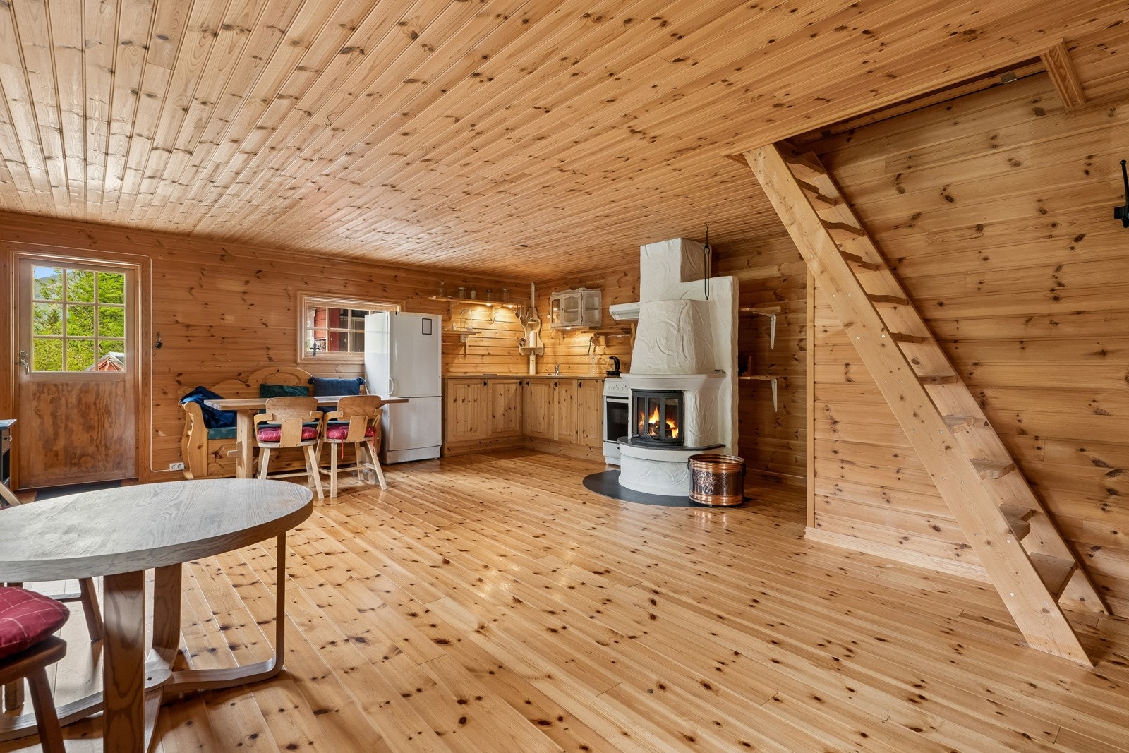 Stove og kjøken er i open løysing Galleribilde