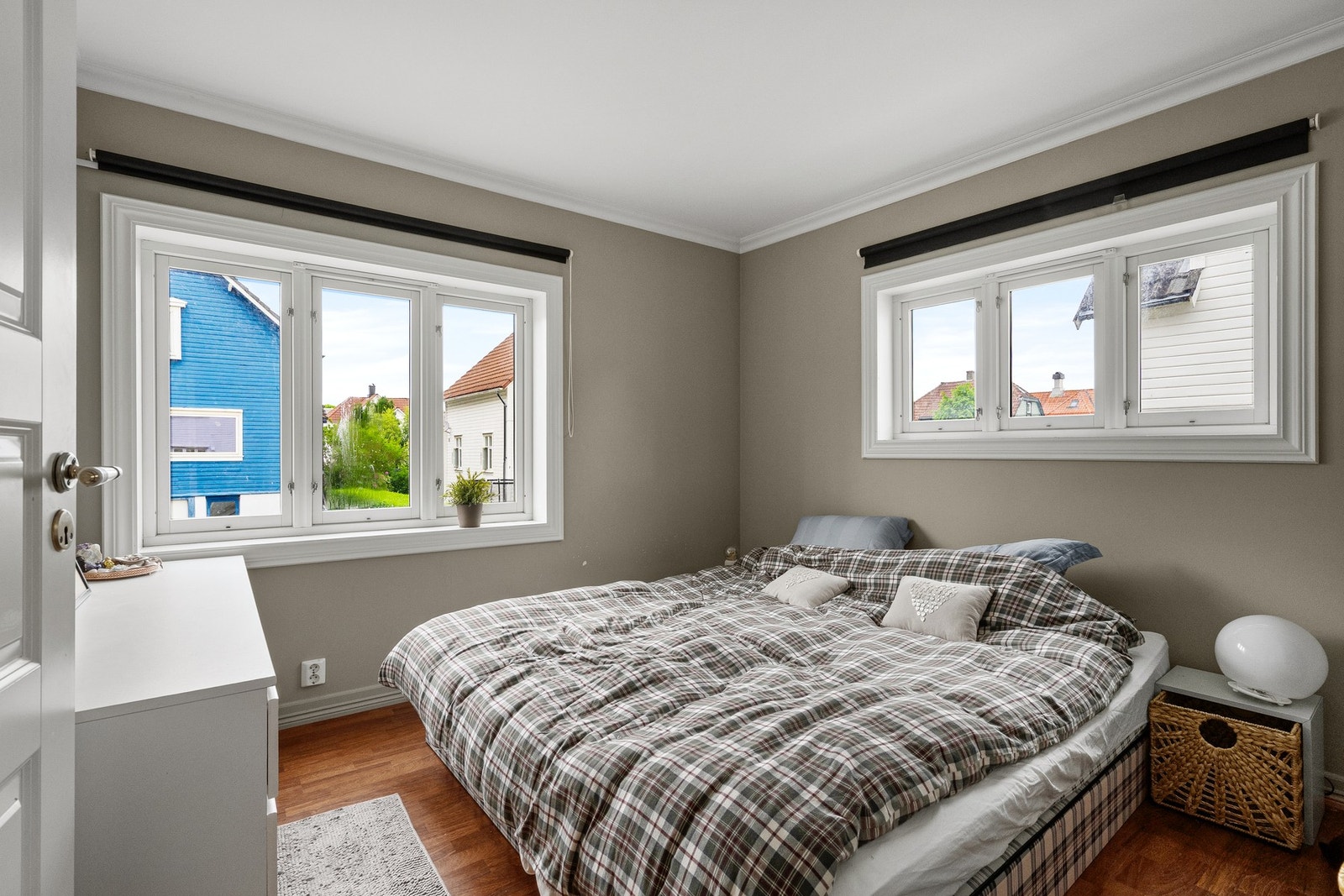 Rommelig soverom med walk-in garderobe Galleribilde