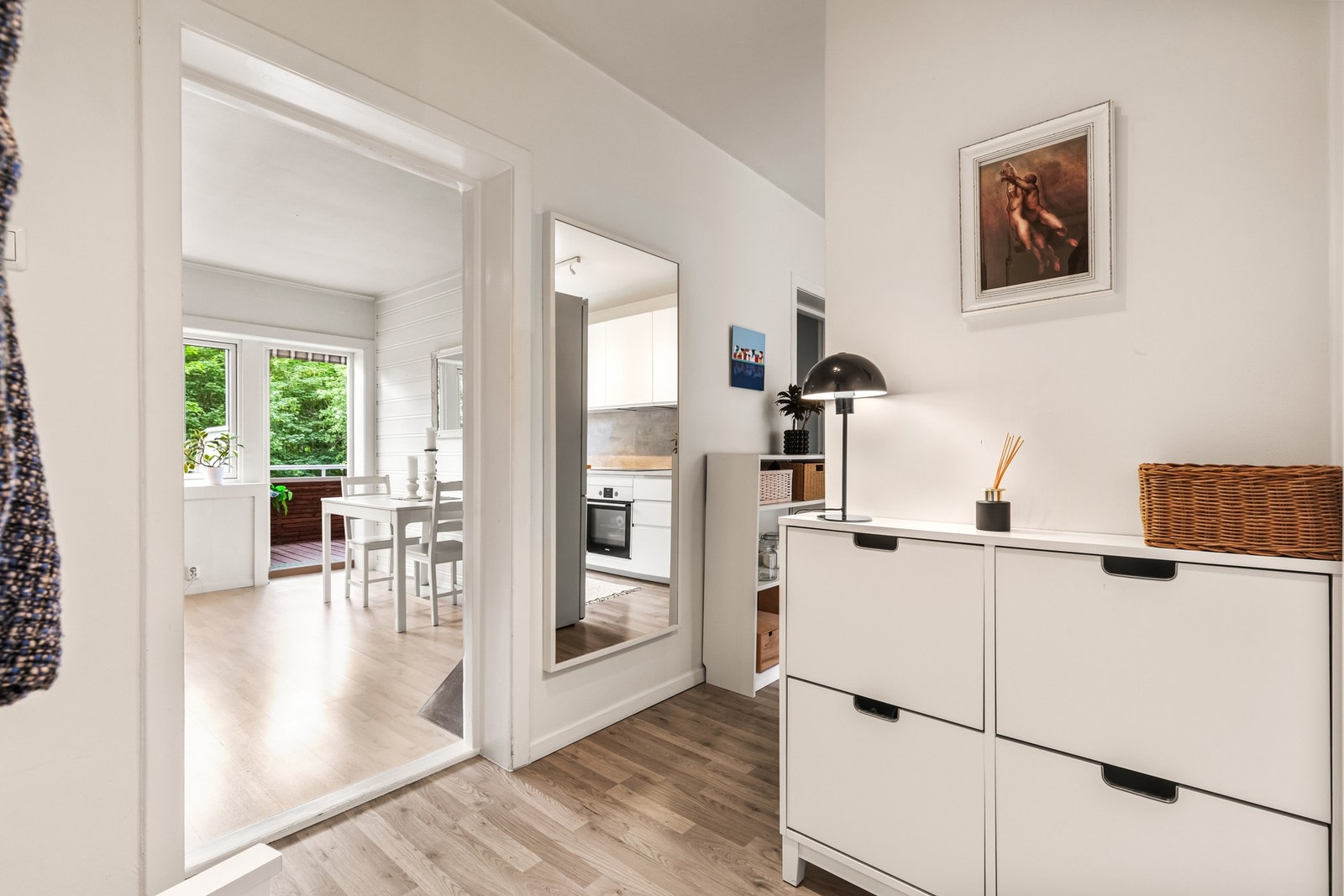 Innbydende, lys entré med god plass til oppbevaring av ytterbekledningen din. Galleribilde