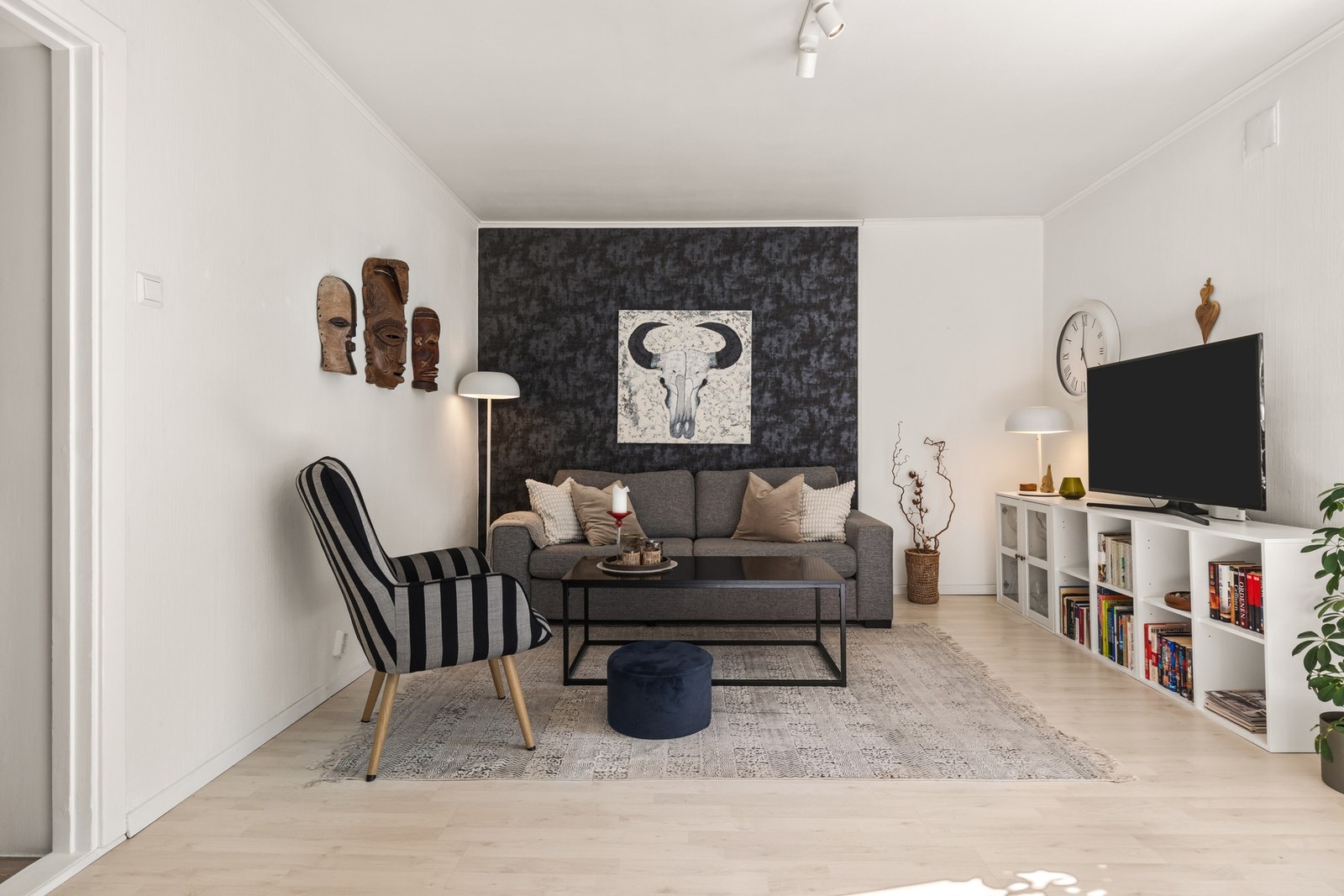 Det er god plass til sofa- og medieløsninger i stuen samt eget spisebord. Galleribilde
