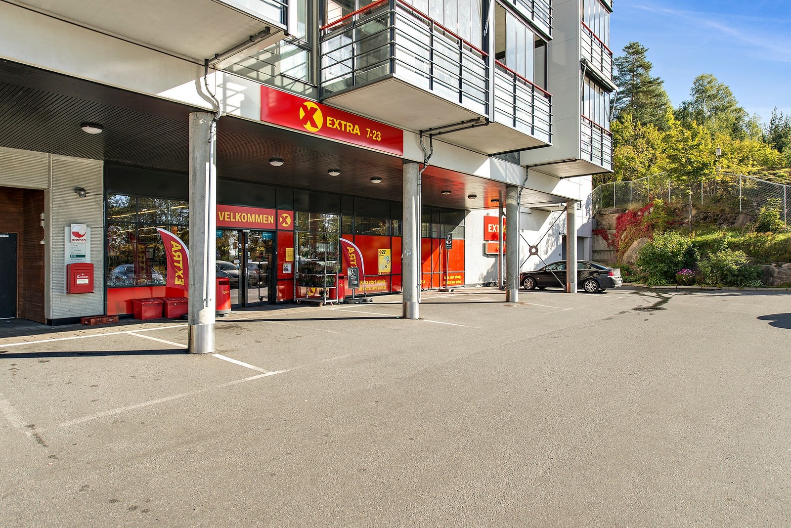 Det er flere butikker i umiddelbar nærhet til leiligheten. Galleribilde