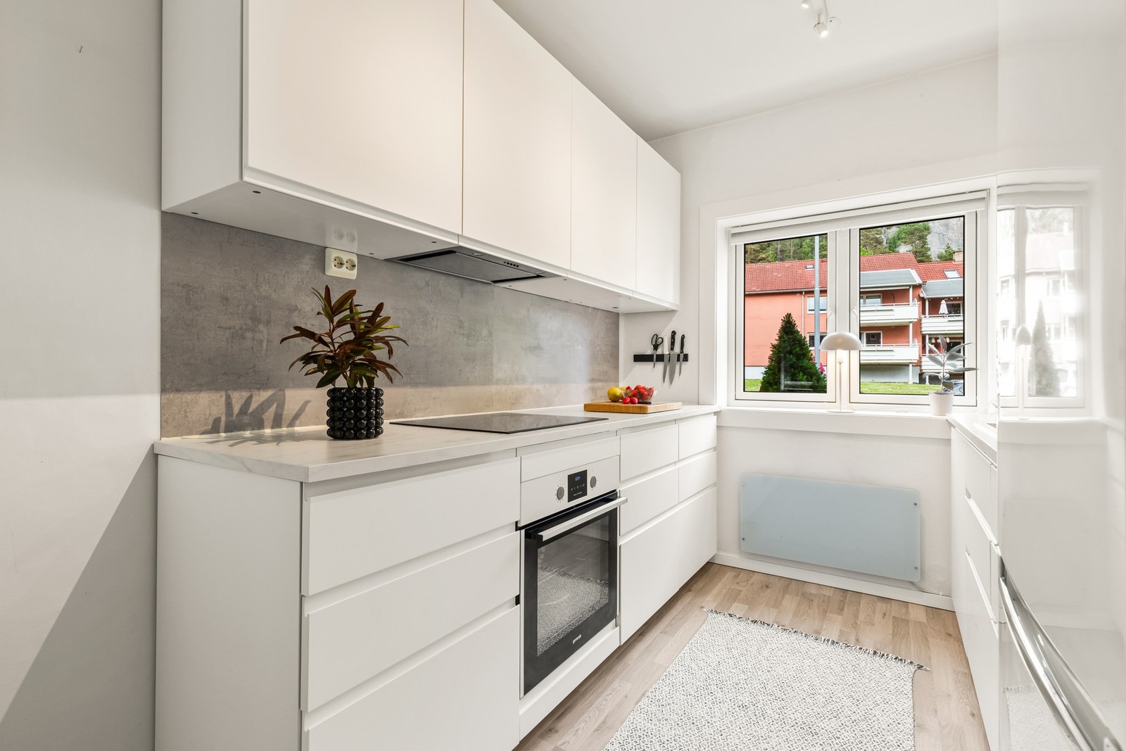 Det er god utnyttet med benke- og skapplass på hver sin side. Galleribilde