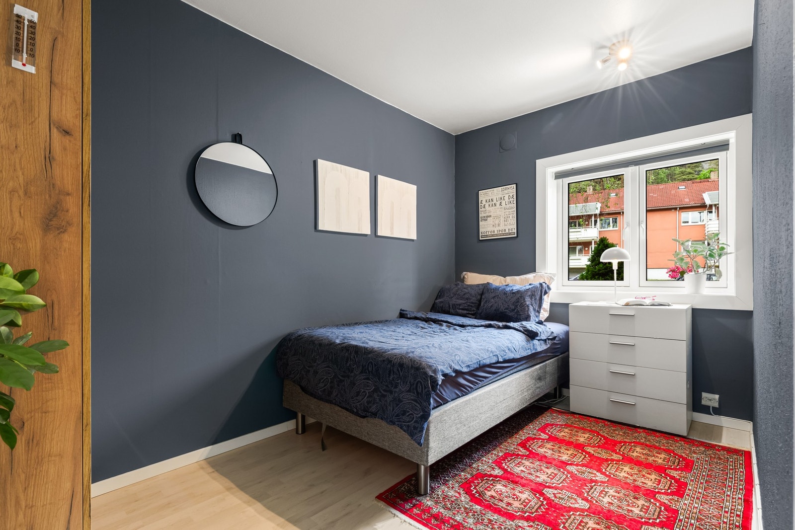 Soverom II har også plass til dobbeltseng. I tillegg er det plass til skrivepult og garderobe. Galleribilde