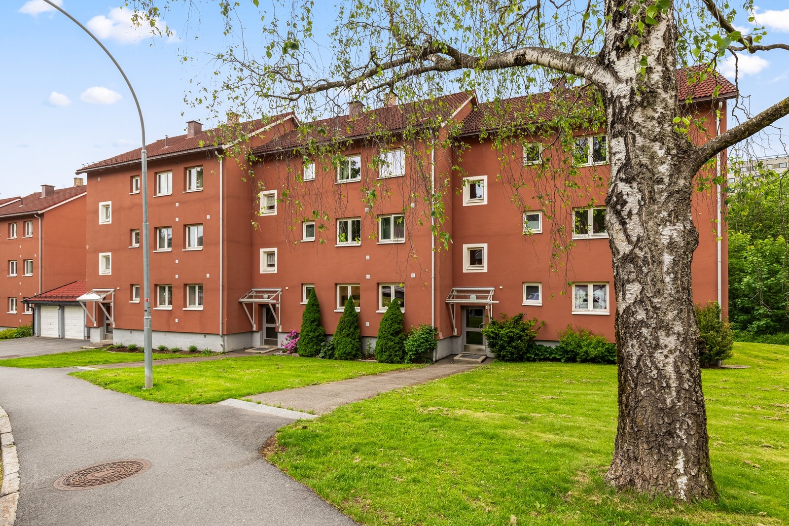 Laget har en åpen plass hvor både gjester og beboere kan parkere. I tillegg leies det ut garasjer etter venteliste. Galleribilde