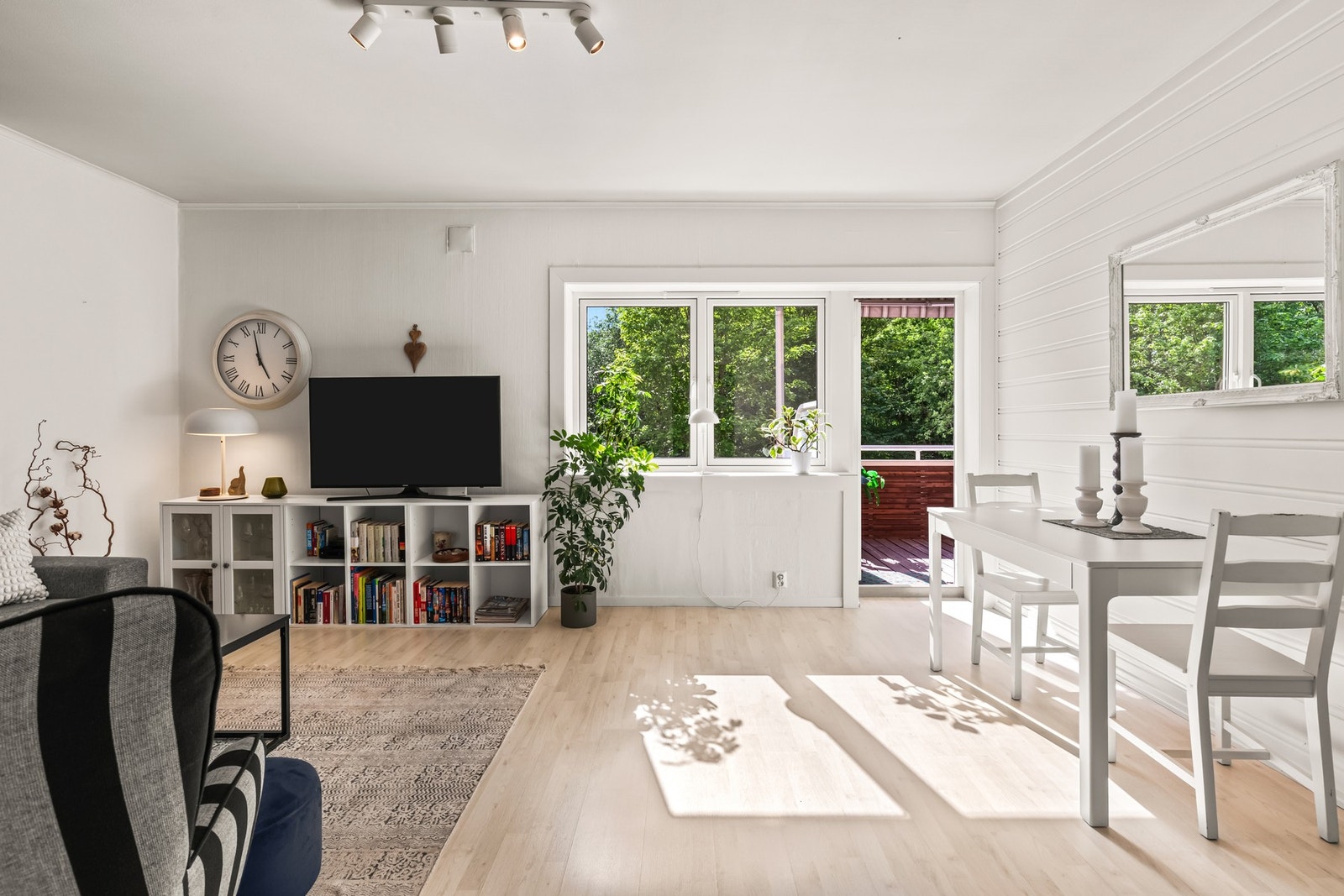 Nyere vinduer og balkongdør i hele leiligheten sørger for rikelig med naturlig lysinnslipp i alle rom. Galleribilde