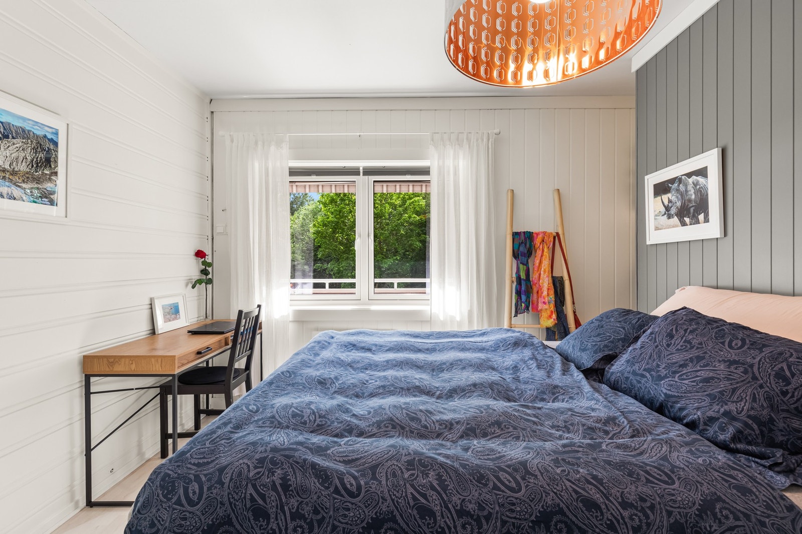 Rommet vender ut mot den rolige "bakgården". Galleribilde