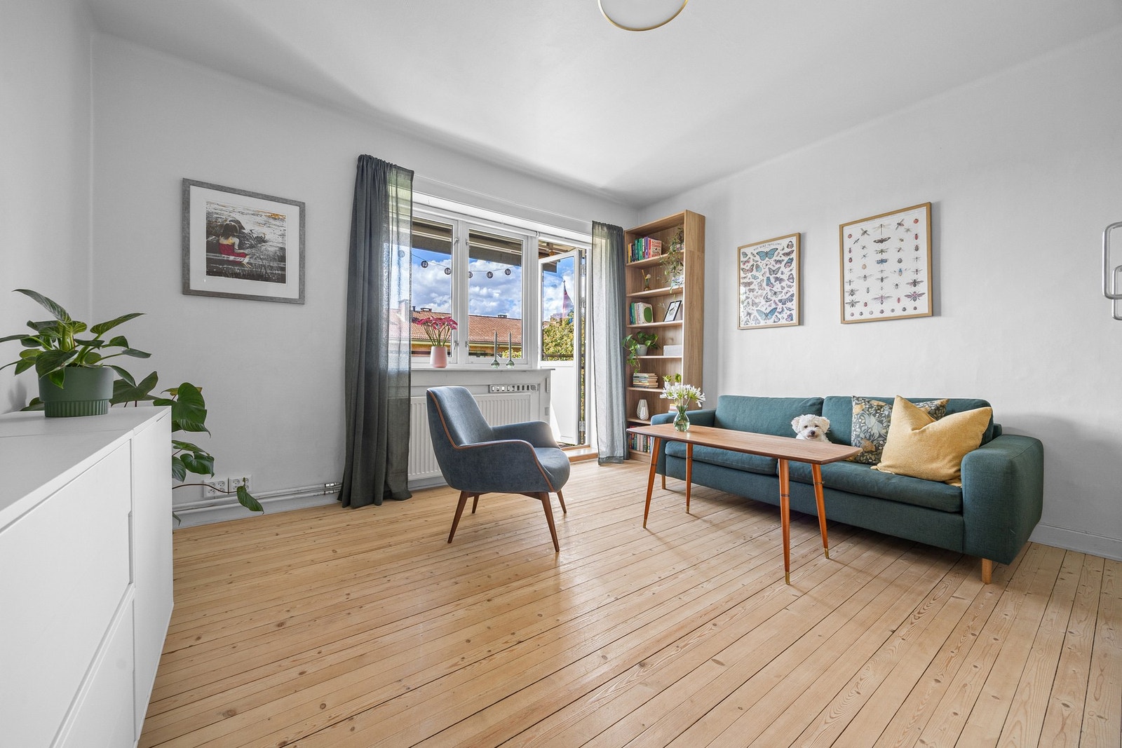 Store vindusflater og en takhøyde på hele 2,66 meter gir en romslig følelse i leiligheten. Galleribilde