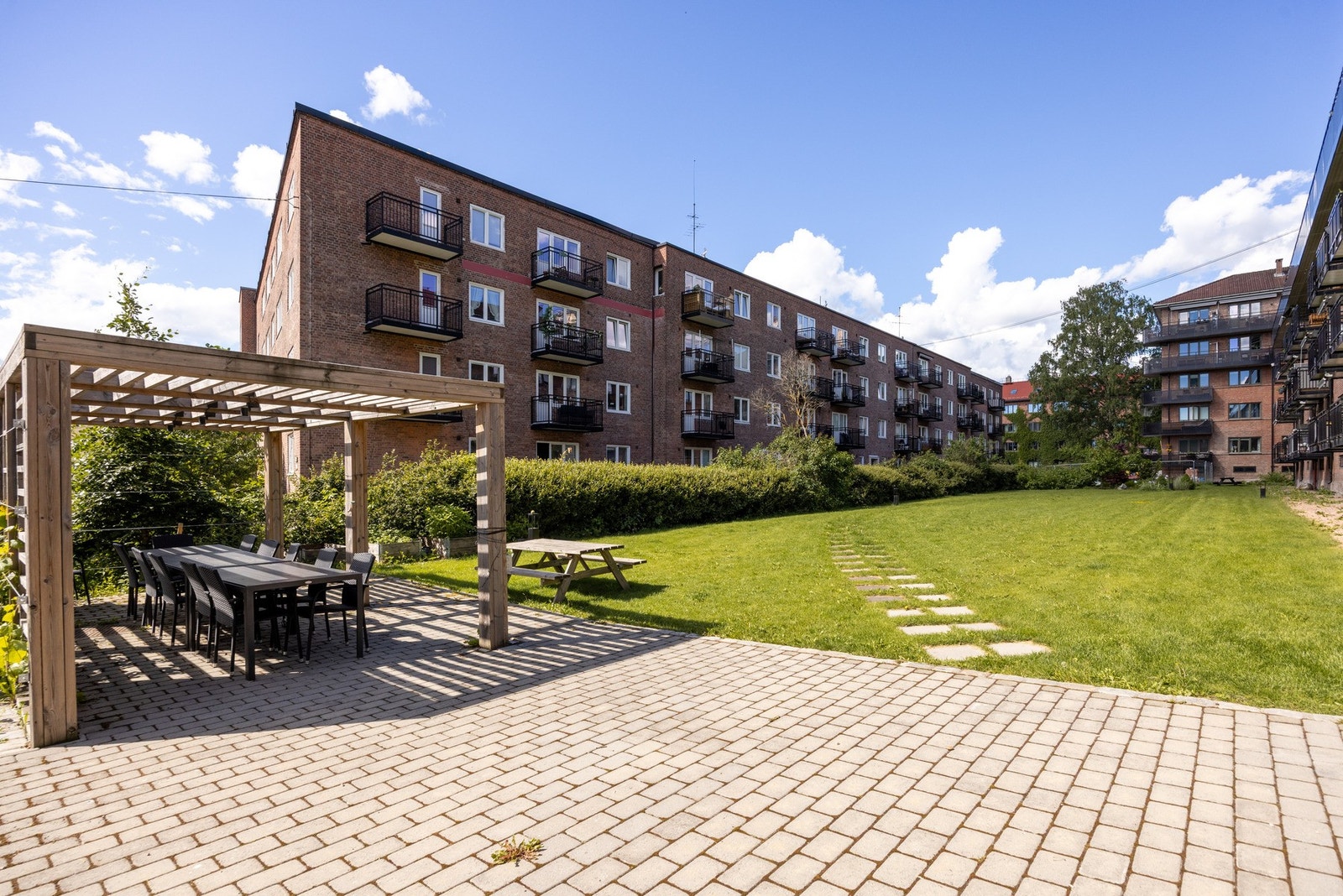 Flott hage i kvartalet nedenfor. Galleribilde