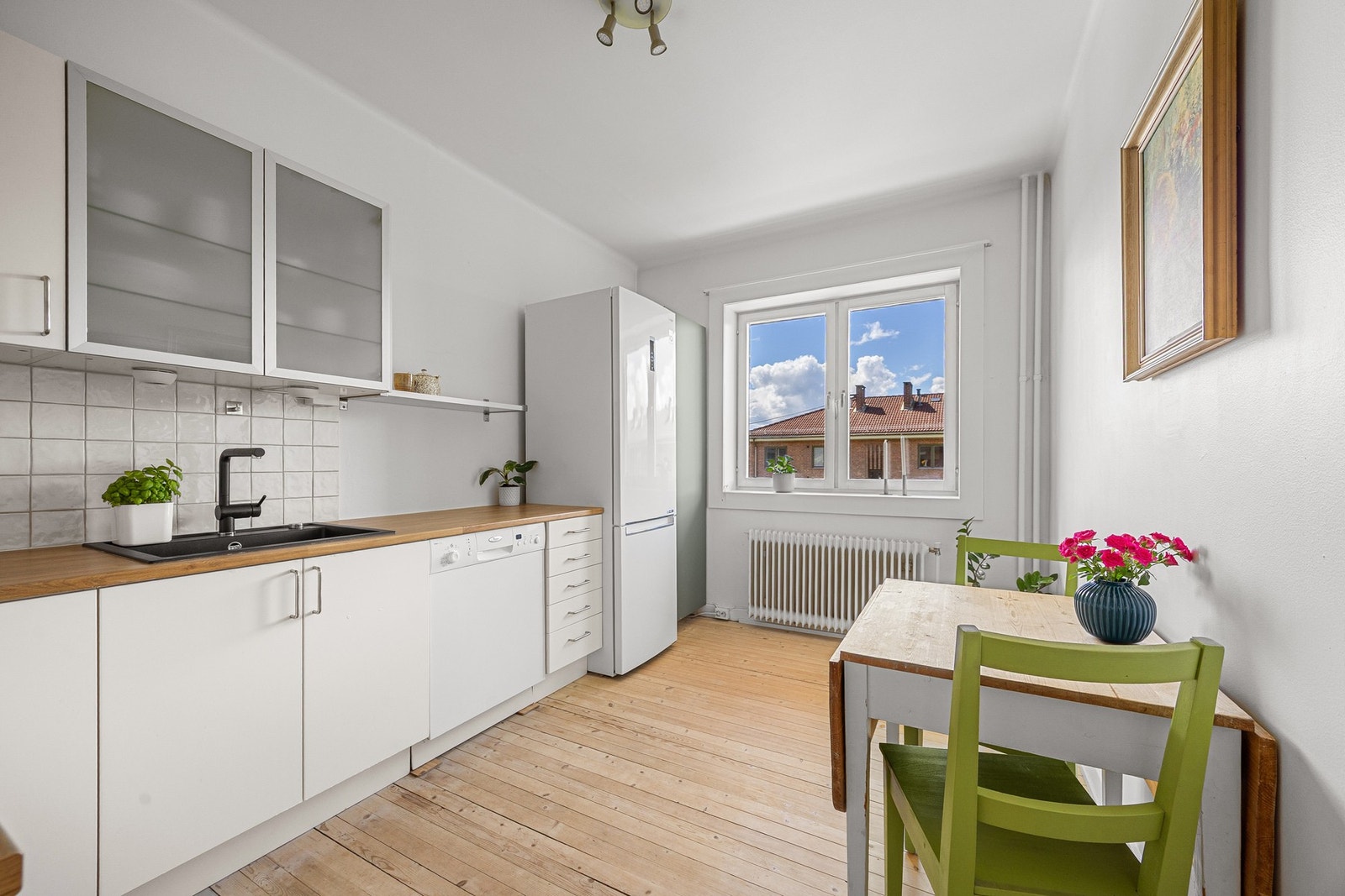Ikea kjøkkeninnredning med nye benkeplater, ny oppvaskkum og nytt blandebatteri i 2023. Galleribilde