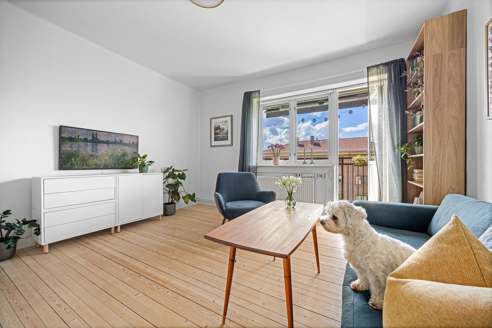 Dette er en romslig, lys leilighet som i sin helhet vender inn mot bakgården. Overraskende stille og rolig her. Galleribilde