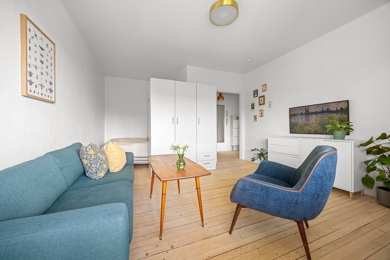 Sovealkoven er delvis adskilt med garderobeskap. Galleribilde