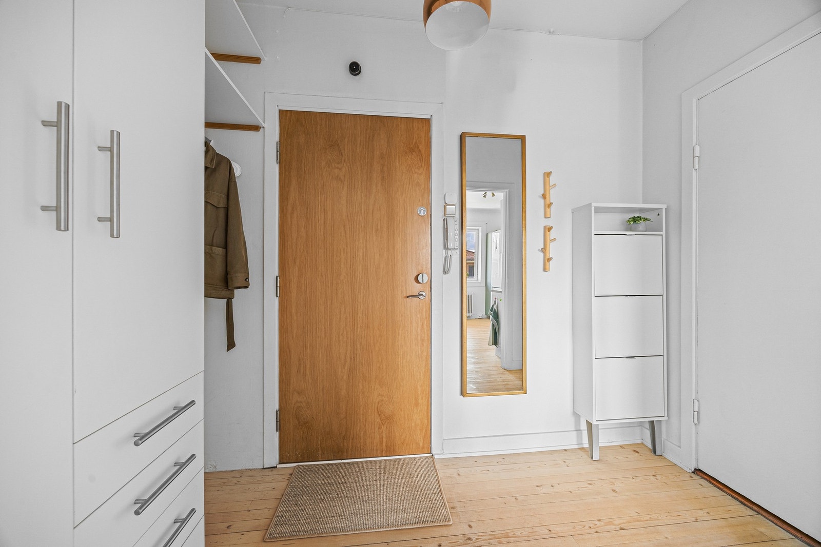 Romslig entré med god plass til å henge fra seg yttertøy. Galleribilde