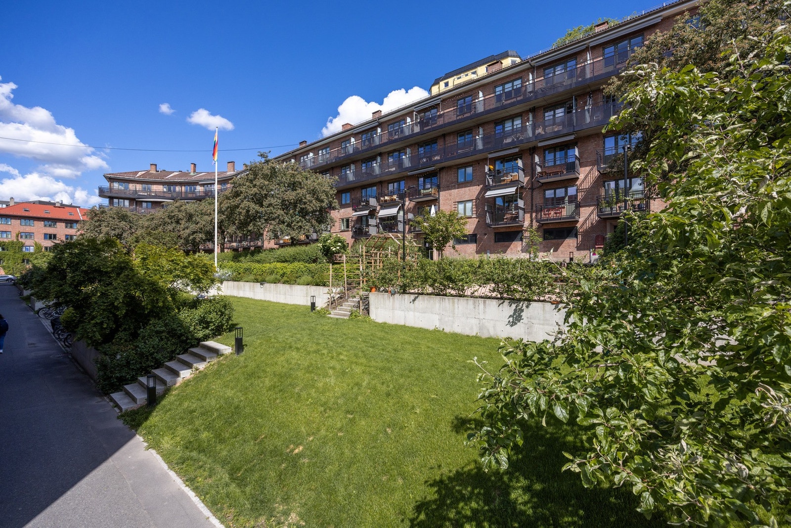 Fantastisk beliggenhet med tilgang til parkmessig opparbeidet bakgård. Galleribilde
