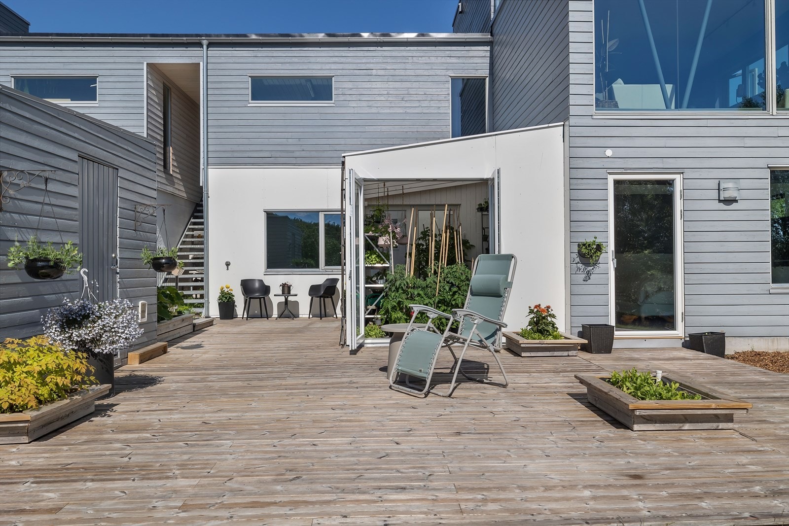 Fint etablert uteområde med tilhørende drivhus Galleribilde