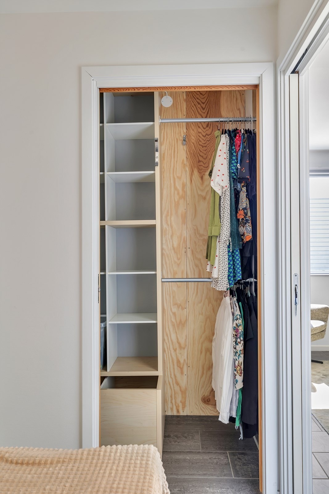 Garderobe i hybel Galleribilde
