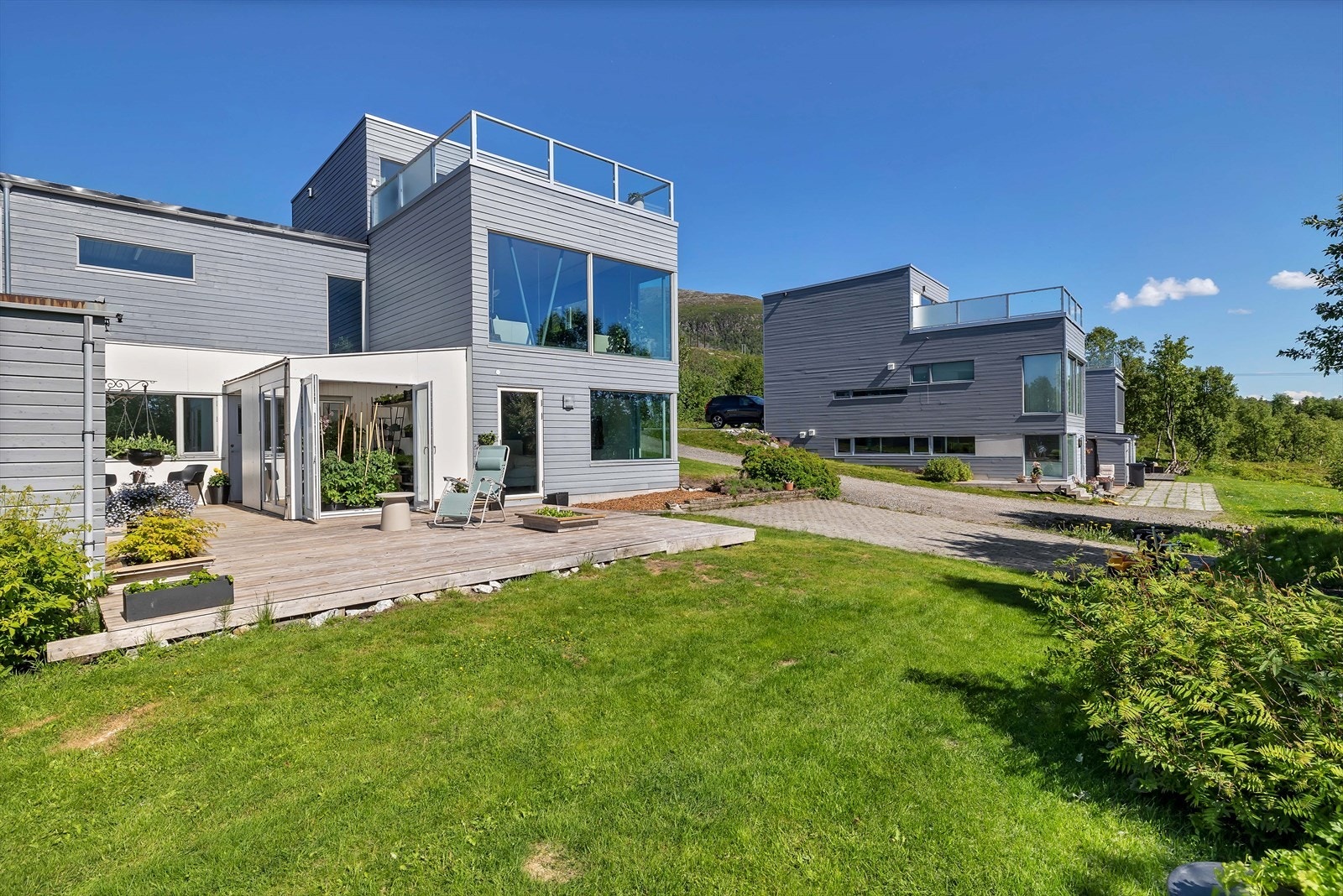 Fint opparbeidet tomt med plen og diverse beplantning Galleribilde