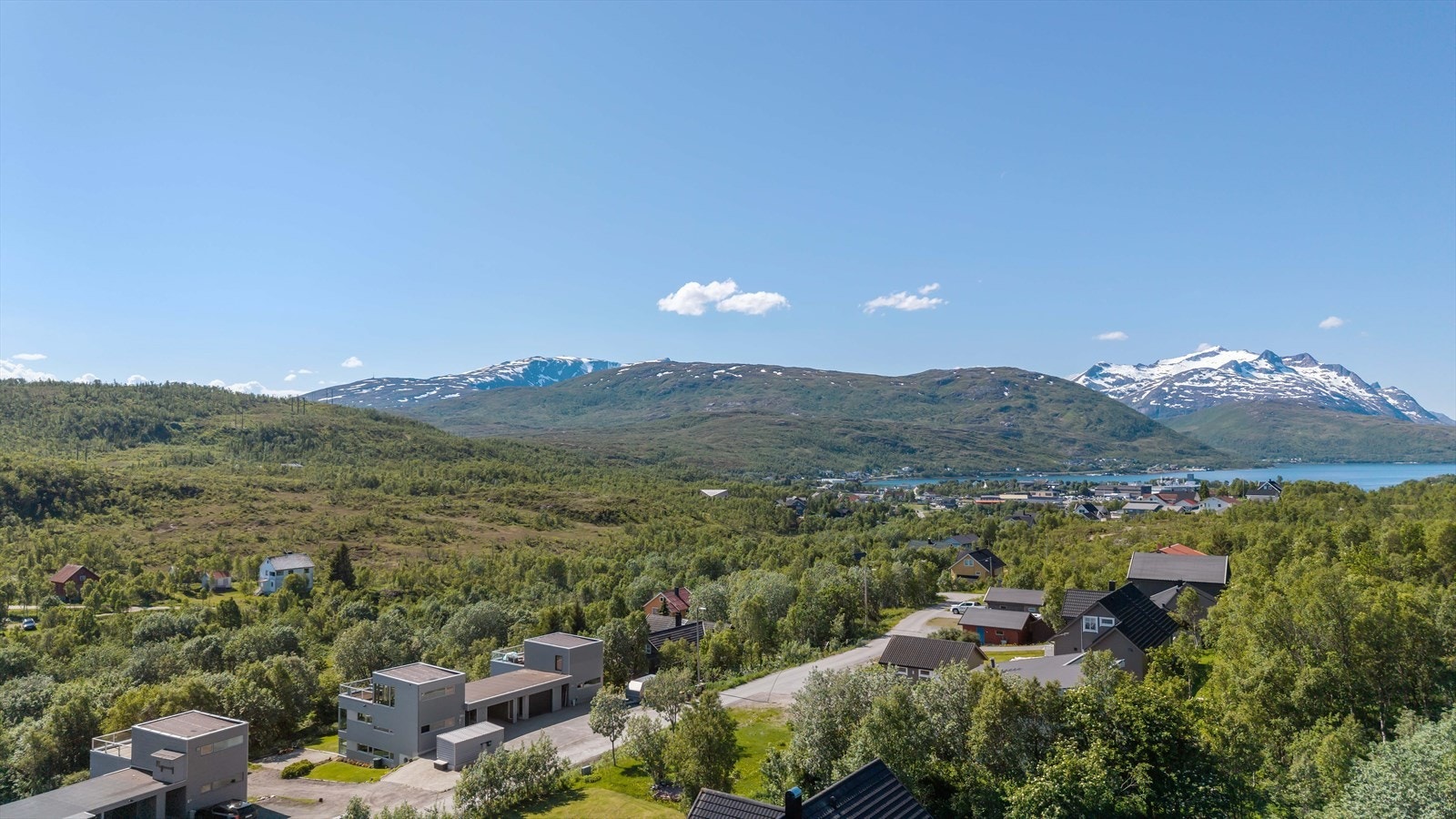 Eiendommen ligger plassert i Oladalen, omkranset av flott natur med fine turområder Galleribilde
