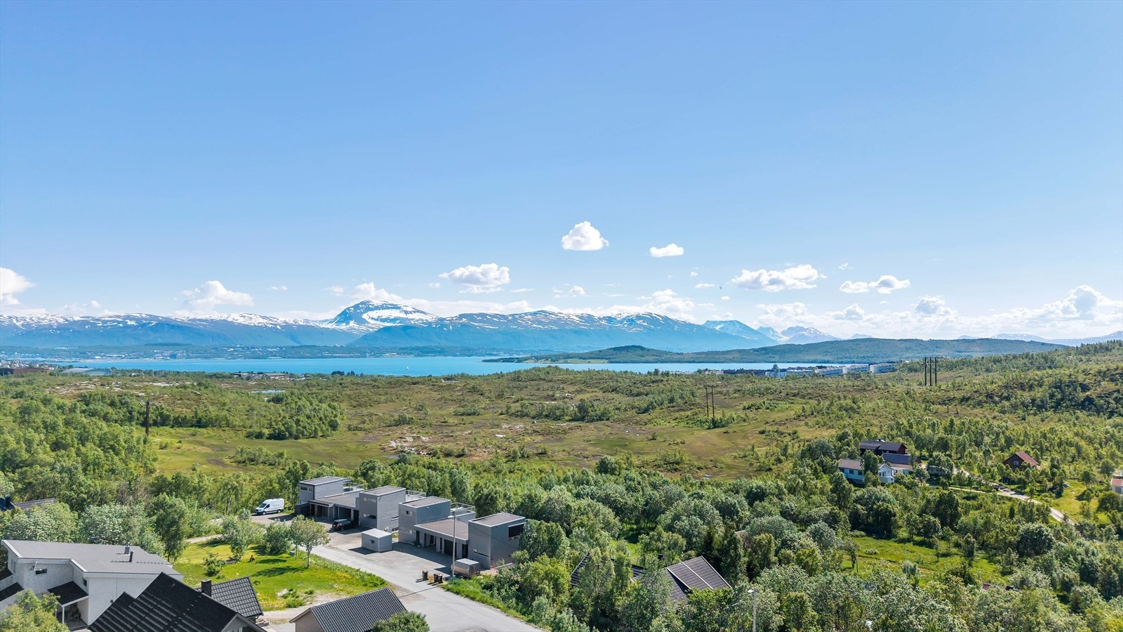 Fra eiendommen tar man seg direkte inn i flotte naturområder Galleribilde
